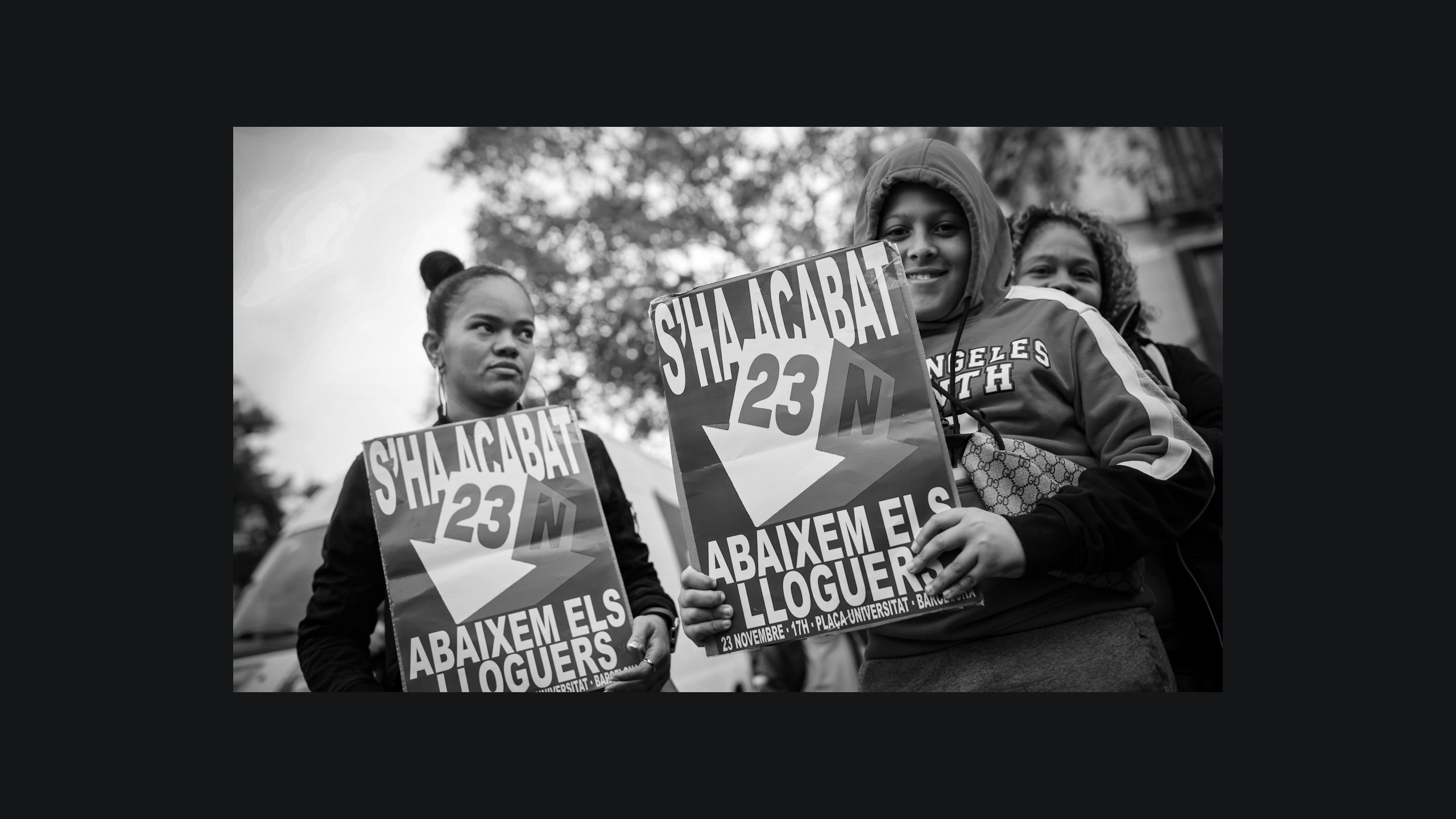 Dues manifestants a la protesta contra l'encariment dels lloguers mentre aixequen una pancarta a les seves mans en què es pot llegir el lema de la mobilització: S'ha acabat, abaixem els lloguers.
