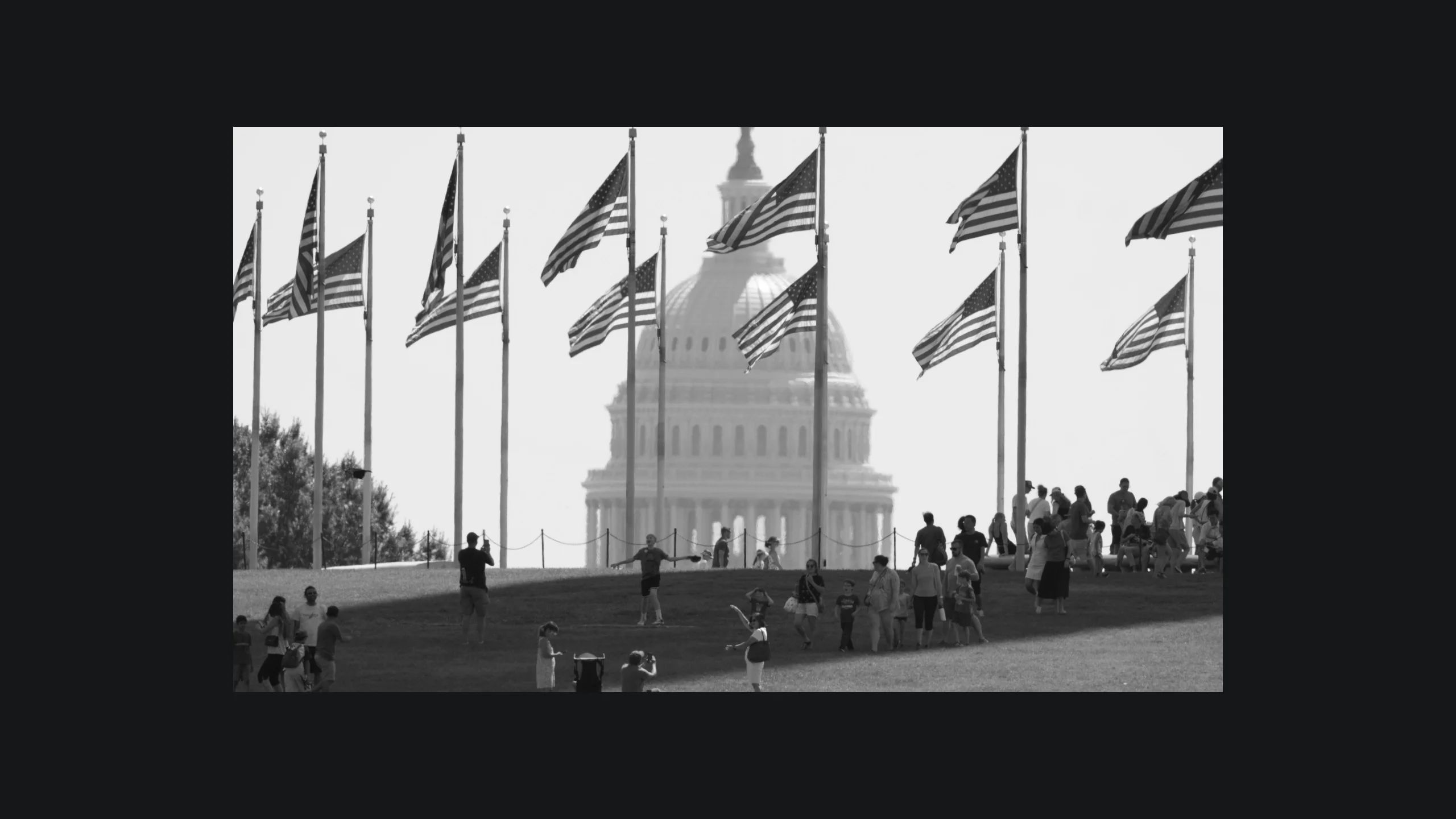 ACOMPAÑA CRÓNICA/ EEUU RATAS EA5815. WASHINGTON (UNITED STATES), 25/12/2024.- Fotografía de archivo fechada el 21 de junio de 2024 de personas visitando la base del monumento a Washington en el National Mall, con el edificio del Capitolio de los EE. UU. atrás en Washington (EE.UU.). Washington DC, la capital del poder estadounidense y en muchas ocasiones del poder mundial, así como sede de algunos de los organismos internacionales más importantes, ha recibido recientemente un nuevo título: el de la ciudad con más concentración de ratas en Estados Unidos. EFE/EPA/MICHAEL REYNOLDS/ARCHIVO