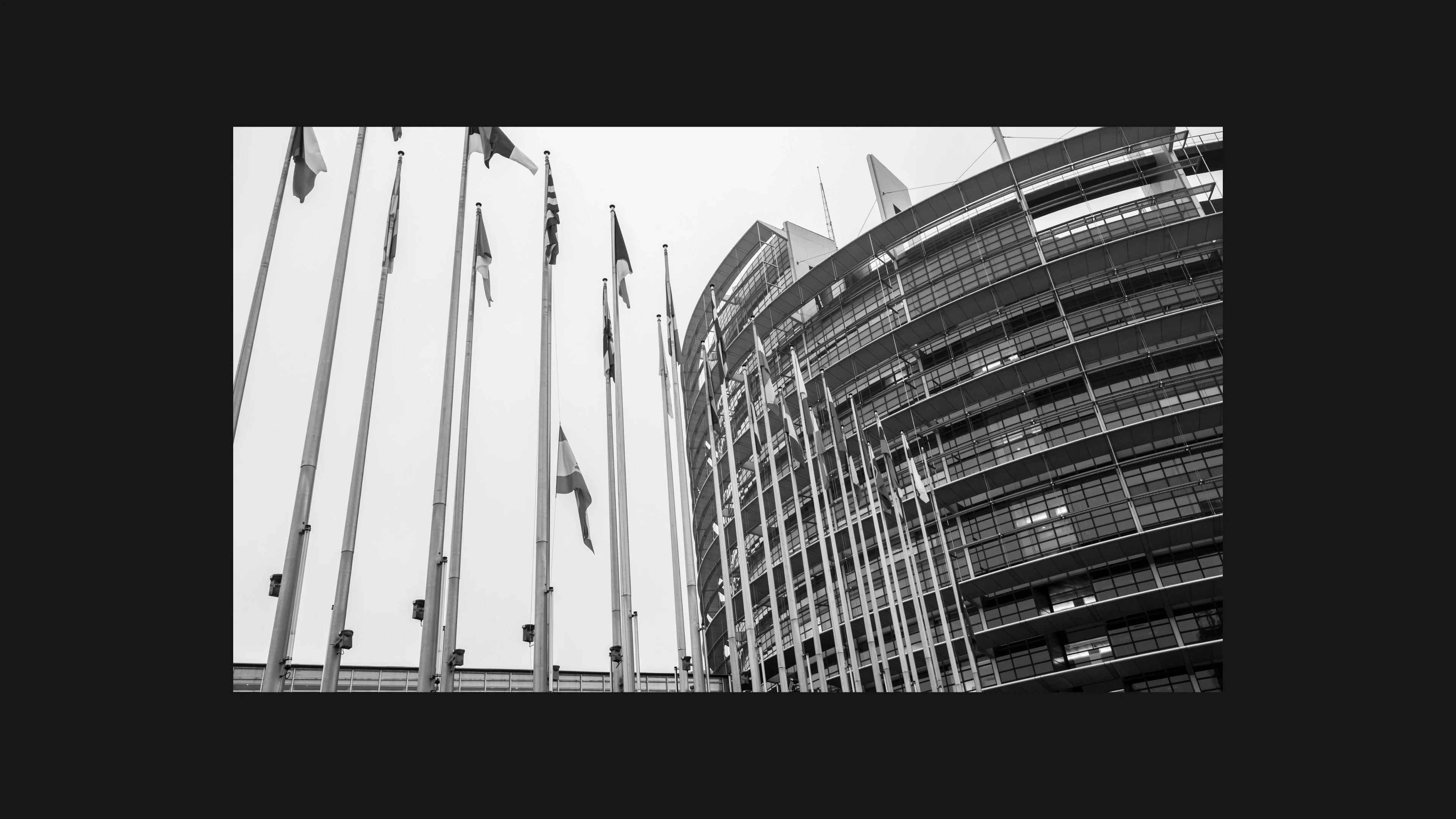 Les banderes d'Espanya i la Unió Europea onegen a mig pal a la seu del Parlament Europeu a Estrasburg.