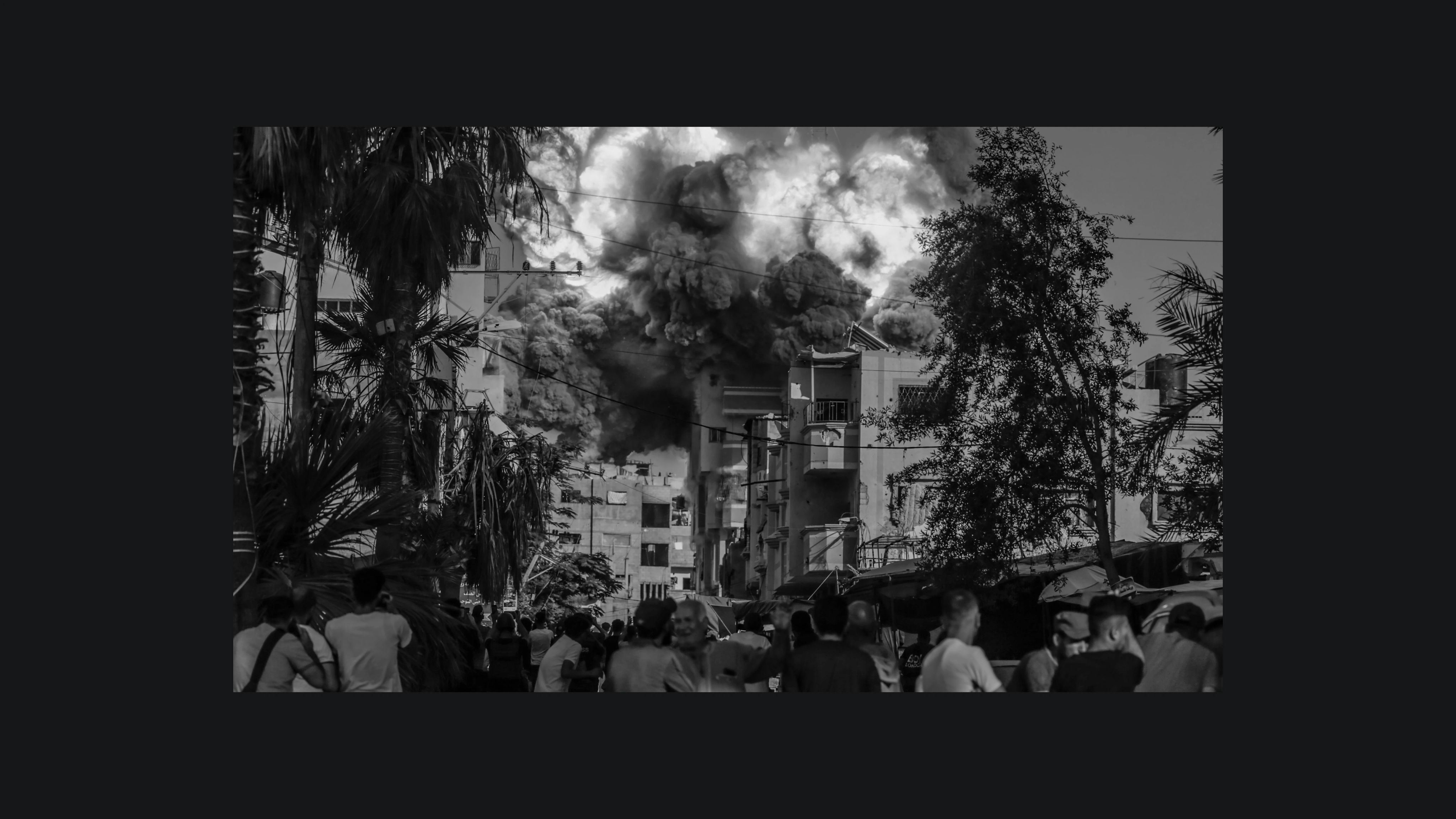 Moment en el qual un míssil israelià cau sobre un edifici en el camp de refugiats d'Al Bureije en el sud de Gaza, el 3 de juny. EFE/Mohammed Saber