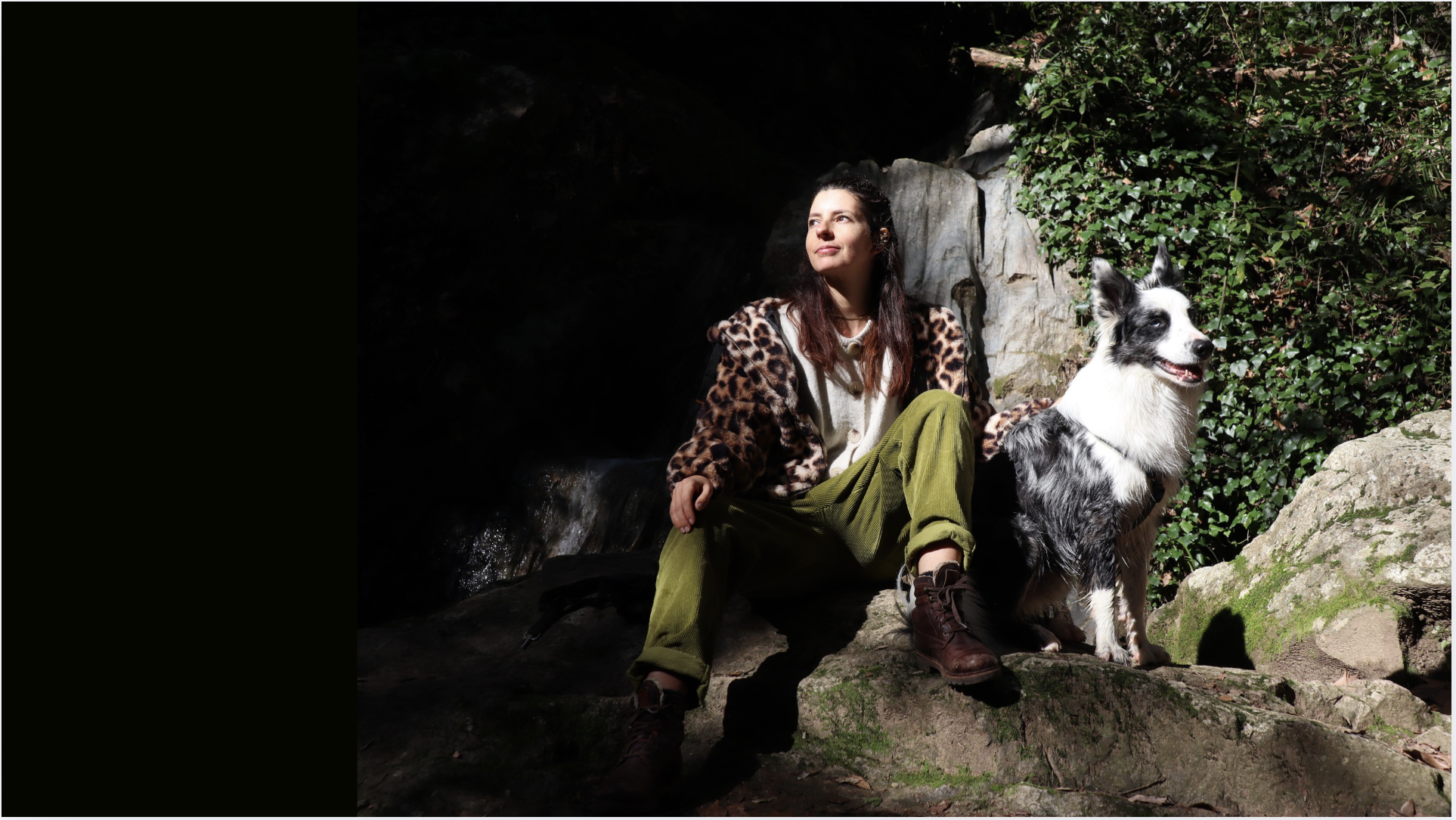 Selena Soro al bosc amb la seva mascota | ALEX OCHOA