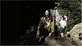Selena Soro al bosc amb la seva mascota | ALEX OCHOA