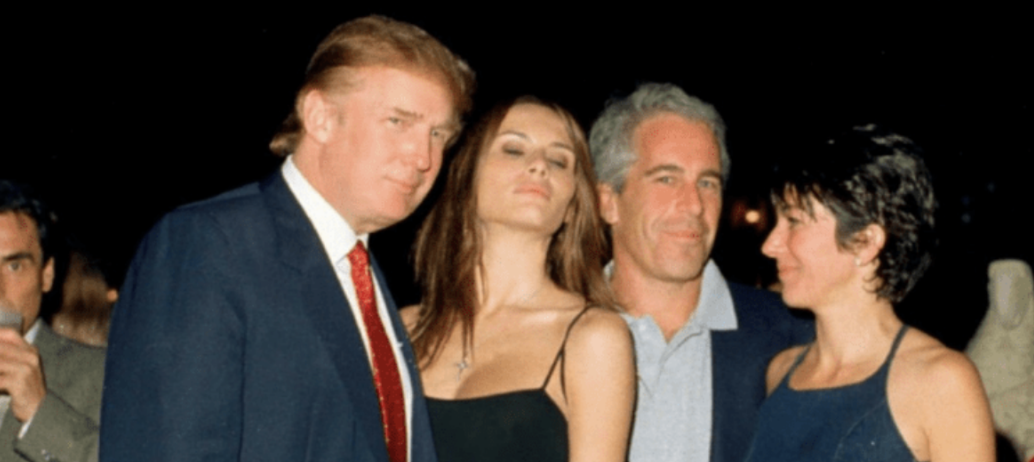 Jeffrey Epstein amb la seva aleshores parella Ghislaine Maxwell, Trump i la seva dona (aleshores novia) Melania Knauss.