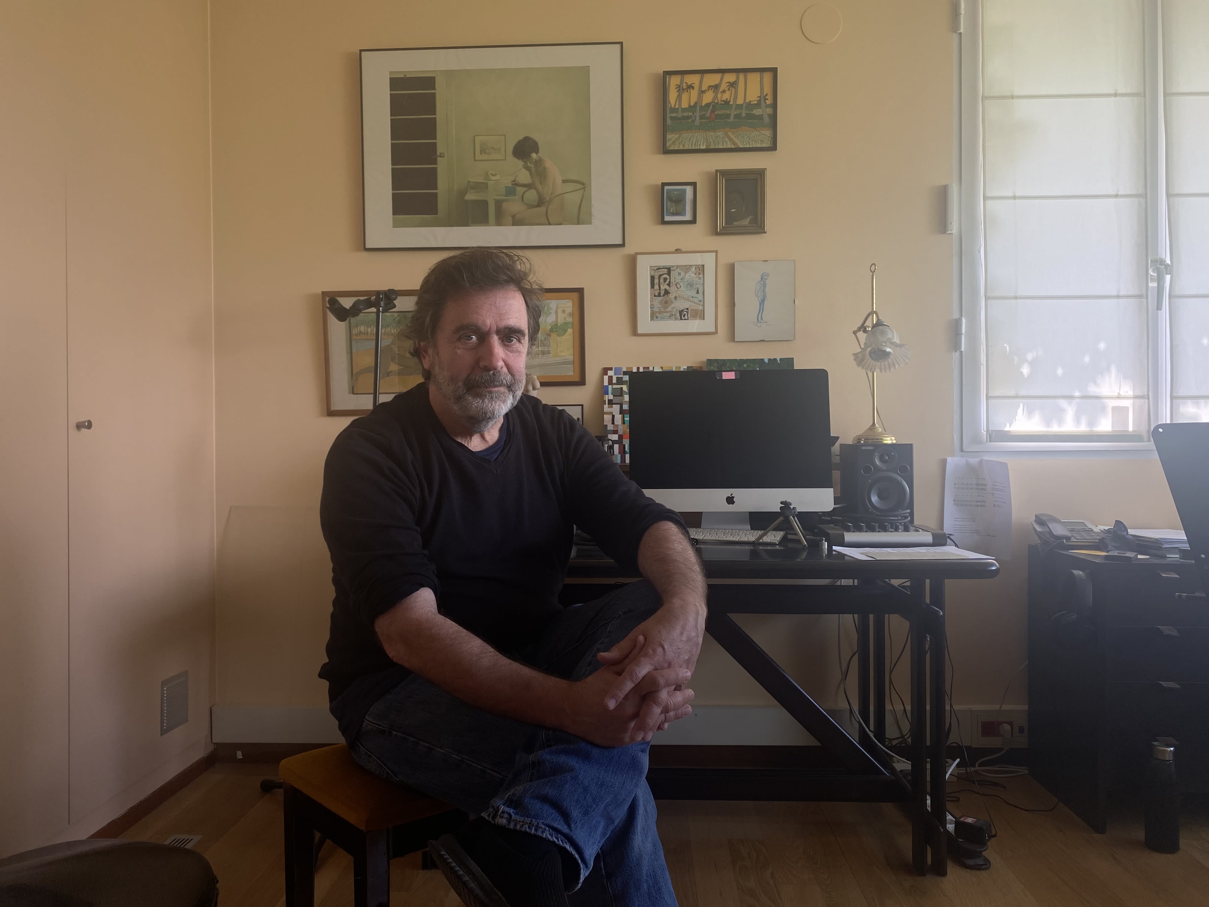 Ricart està assegut a una banqueta davant un ordinador